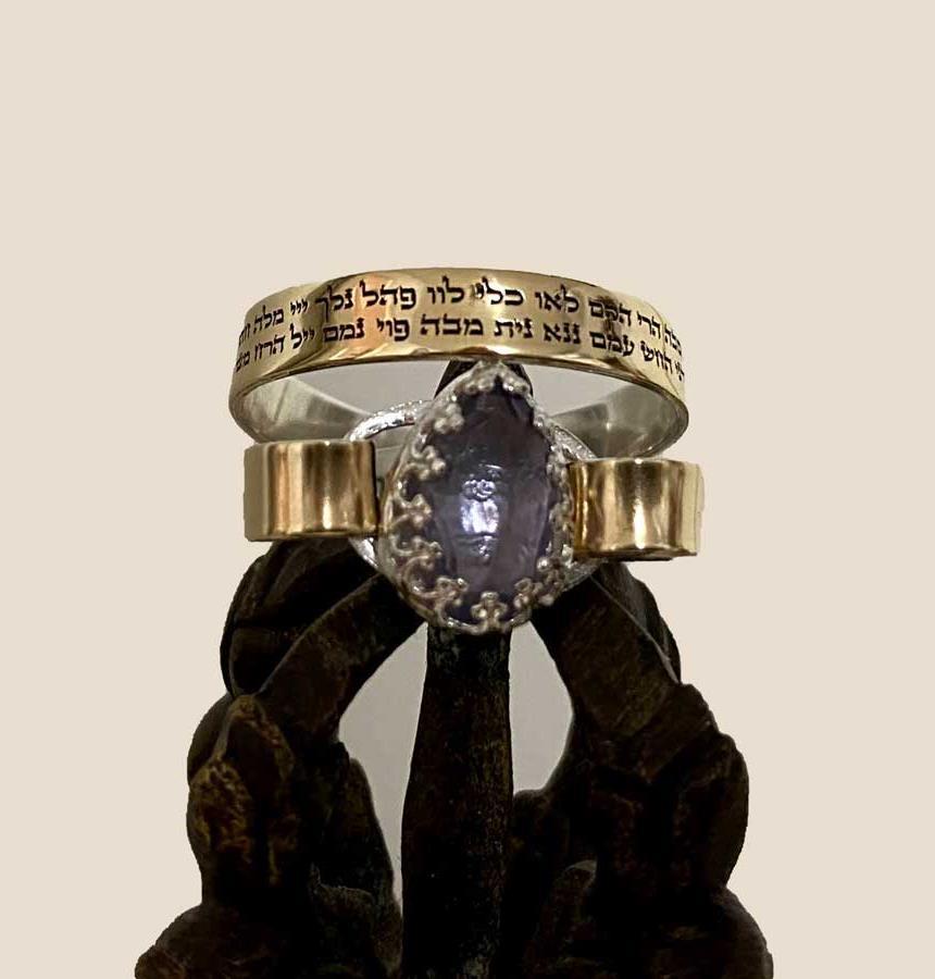טבעת מזהב 14K וכסף משובצת באיולייט חרוטה בעב שמות הקבלה