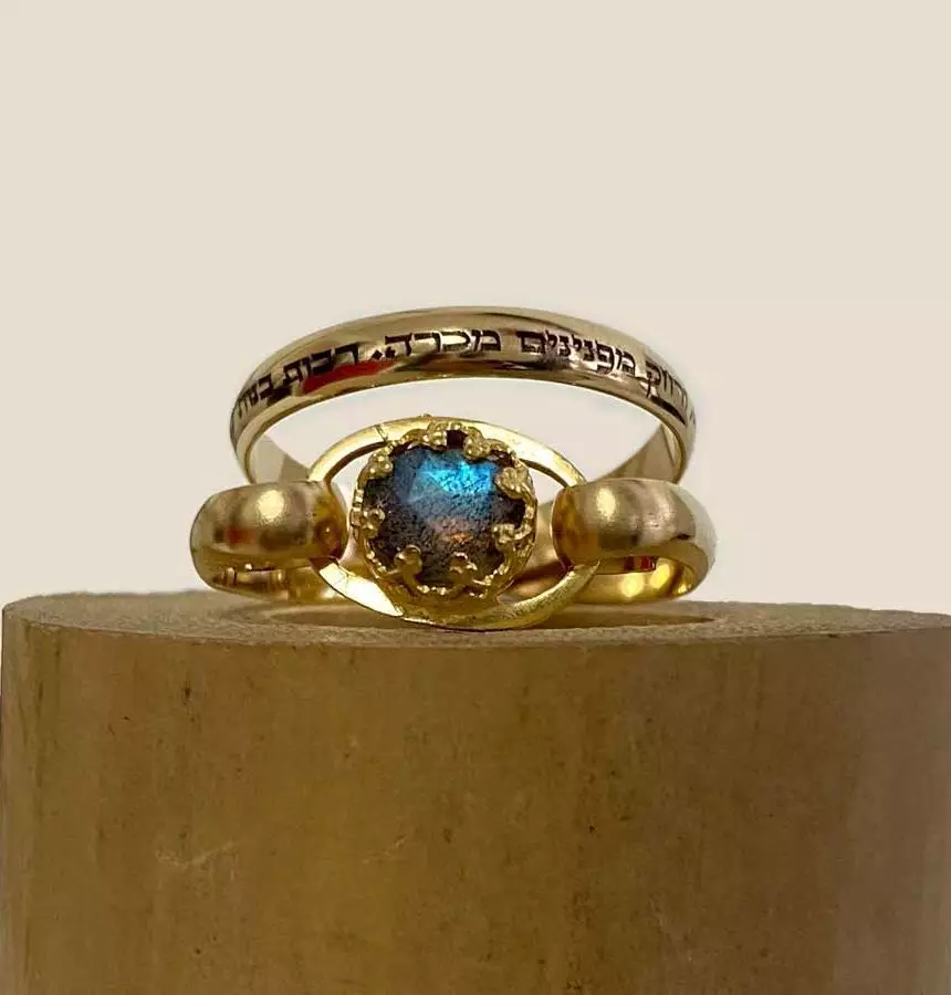 טבעת אשת חיל עדינה משובצת בלברדורייט, מתנה ליום נישואין