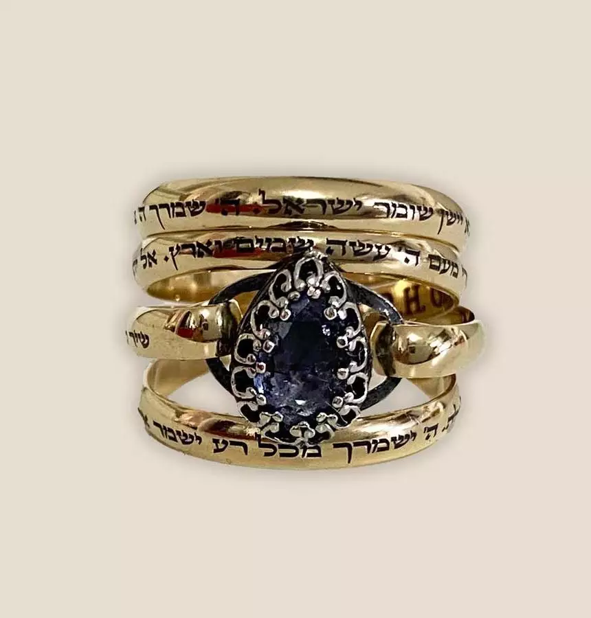 טבעת עם חריטה של שיר למעלות משובצת באבן חן איולייט, טבעת גדולה עם נוכחות