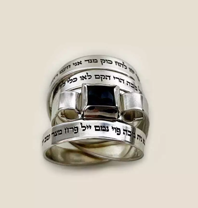 טבעת כסף מרשימה עם חריטה של עב שמות הקבלה משובצת באוניקס
