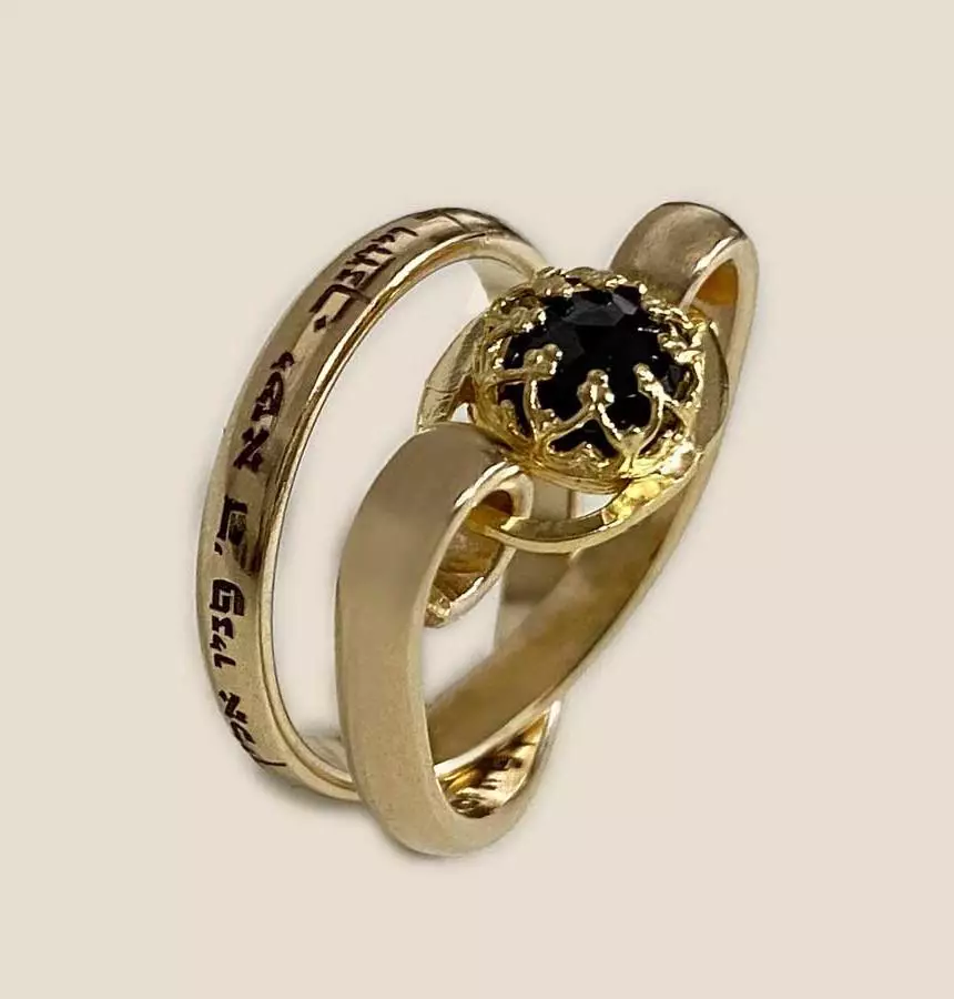 טבעת גולדפילד משובצת באוניקס עם חריטה לשמירה והגנה