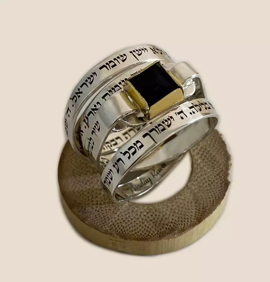טבעת עם נוכחות מדהימה משובצת באוניקס עם חריטה של שיר למעלות 