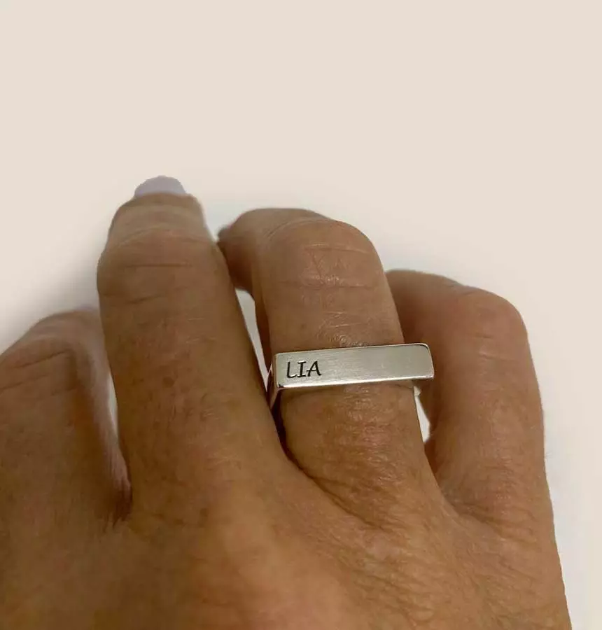 טבעת מרובעת עם חריטה אישית בארבעה צדדים
